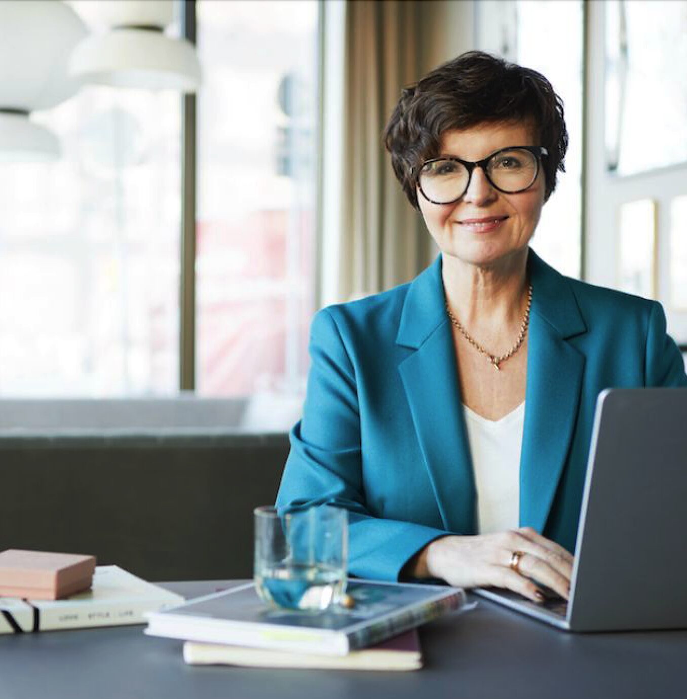 S.Diller-Blazer-petrol Stefanie Diller im petrolfarbenen Blazer vorm Laptop