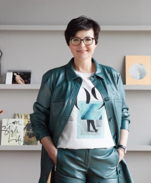 Stefanie Diller in einem Outfit mit petrolfarbener Lederjacke