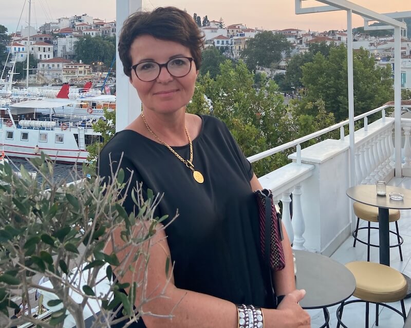 Stefanie Diller in einem Outfit mit petrolfarbener Lederjacke