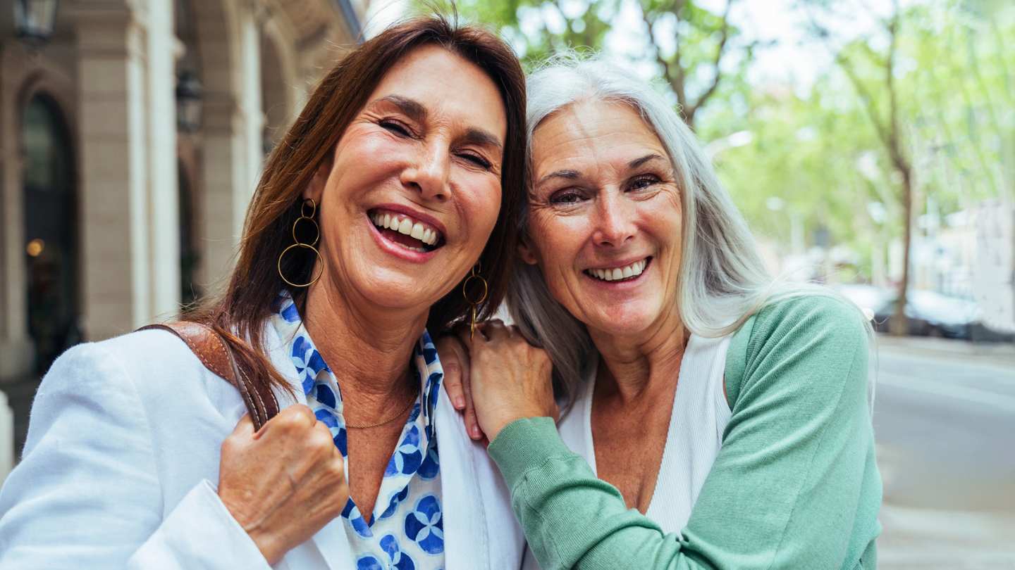 Zwei Frauen fröhlich Stilberatung 50+